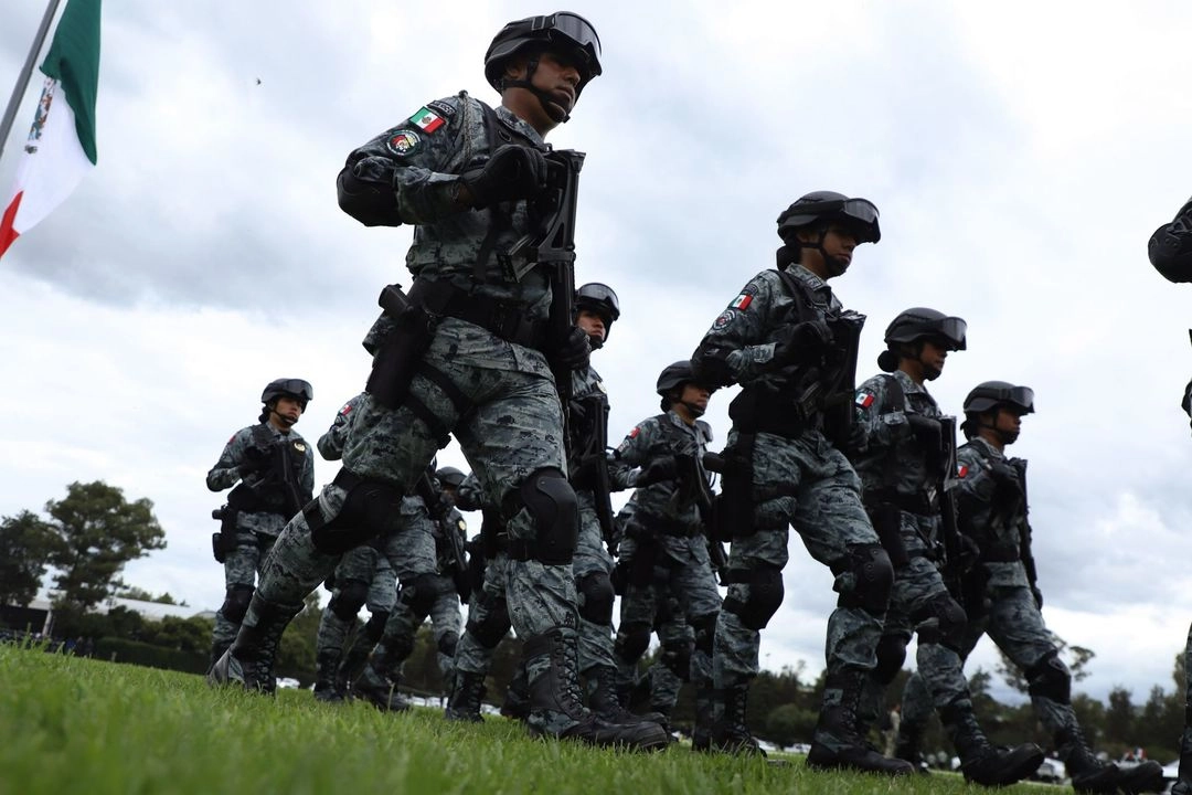 La pérdida de la naturaleza civil de la Guardia Nacional coloca al nuevo instituto armado como una fuerza sin control que desplaza la seguridad ciudadana y refuerza la visión conspirativa del enemigo interno. Foto