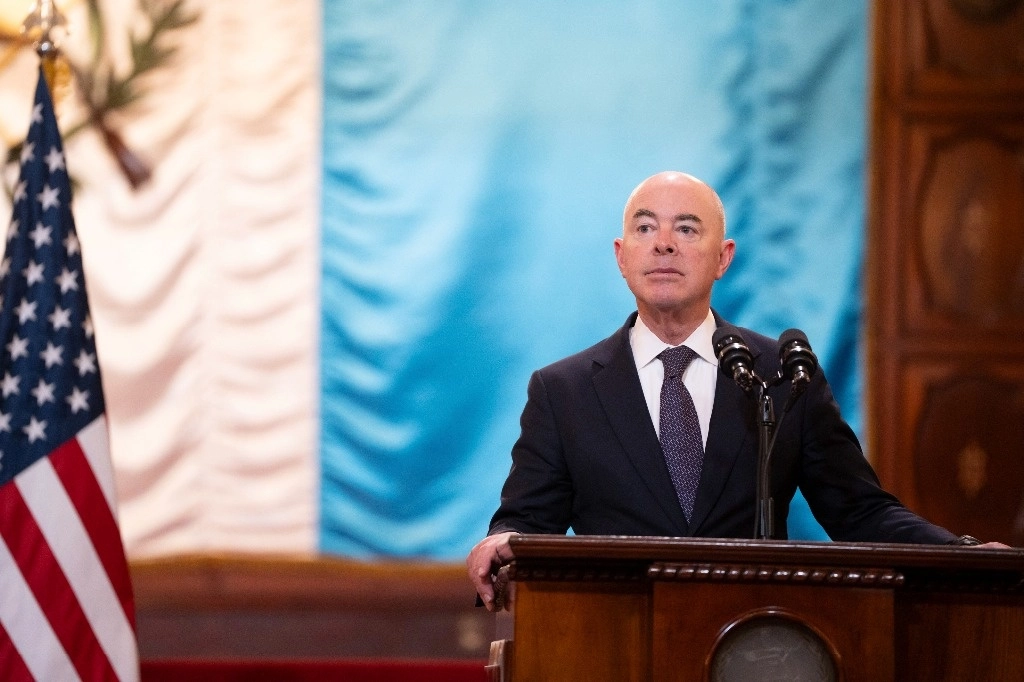 El secretario de Seguridad Nacional de Estados Unidos, Alejandro Mayorkas, participa en una conferencia de prensa conjunta con el presidente guatemalteco, en el Palacio Nacional de la Ciudad de Guatemala, el 21 de marzo de 2024. Foto Ap
