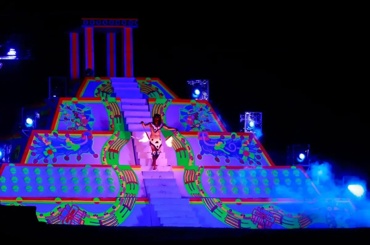 La obra entrelaza melodías en vivo con instrumentos de viento y cuerdas en el profundo eco del náhuatl a través de sus cantos. Opción teatral de Día Muertos. Foto
