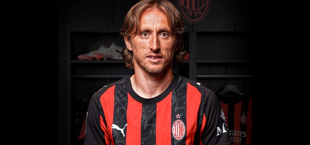 Su nuevo equipo dijo que Modric lucirá el dorsal 14 en su camiseta, el mismo que llevó durante cuatro años en el Tottenham Hotspur inglés en honor del ídolo holandés Johan Cruyff. Foto 


