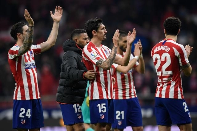 El Atlético de Madrid celebra la victoria ante el granada y respira luego de cinco partidos sin ganar. Foto Afp