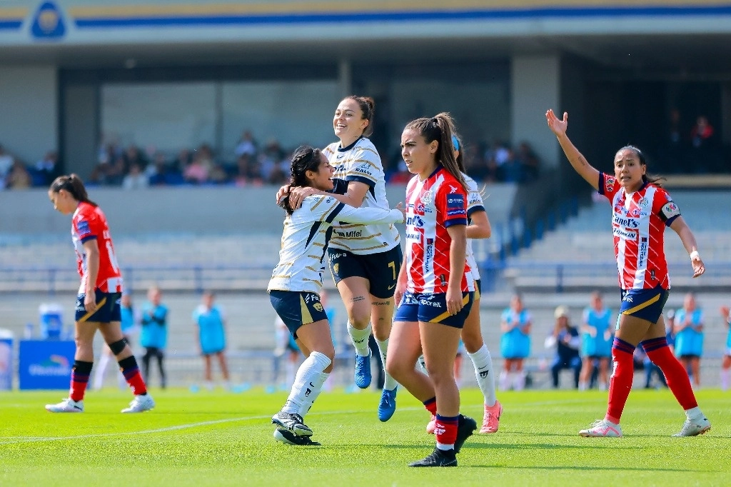 La portuguesa Stephanie Ribeiro (centro) celebra con su compañera Alejandra Guerrero su anotación ayer en Ciudad Universitaria. Foto @LigaBBVAFemenil