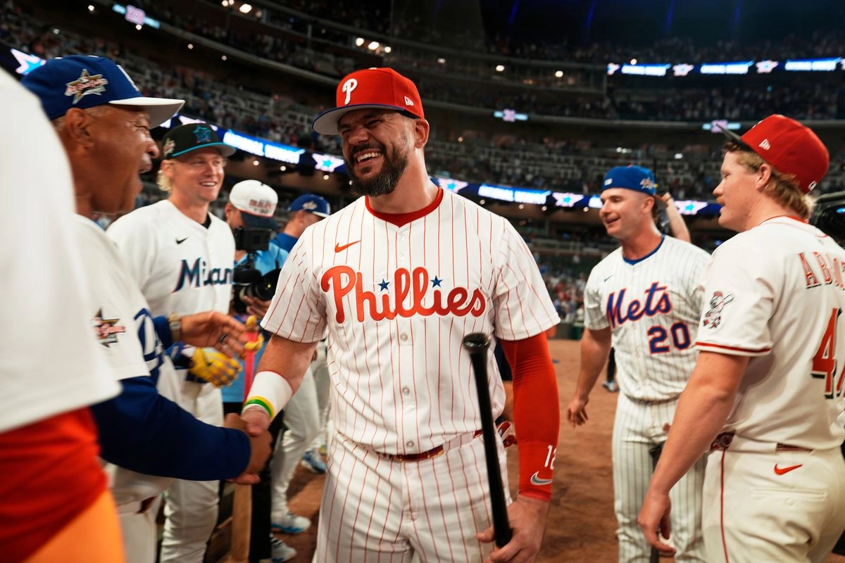 Kyle Schwarber, de Philadelphia Phillies, conectó tres vuela cercas en el desempate. Foto