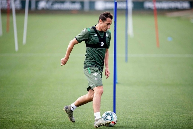 El mexicano Andrés Guardado entrena de manera individual en las instalaciones deportivas del Betis, en Sevilla, España. Foto Afp