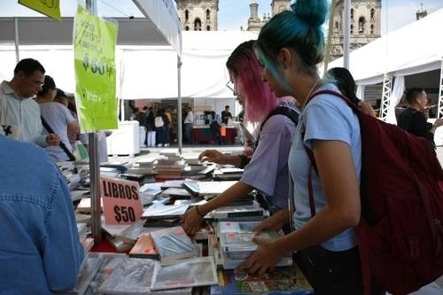 Visitantes de la Feria Internacional del Libro del Zócalo 2019. Foto cortesía Secretaría de Cultura de la CDMX