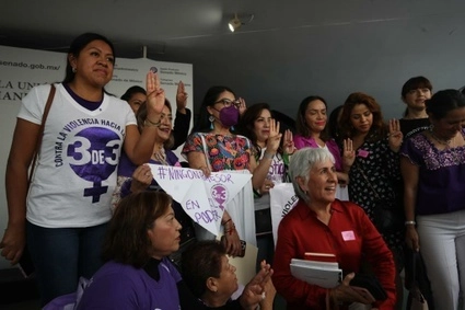 Integrantes de organizaciones de mujeres escuchan la conferencia de prensa sobre la reforma constitucional denominada "ley 3 de 3" en el Senado de la República, el pasado 24 de mayo de 2023. Foto Yazmín Ortega Cortés