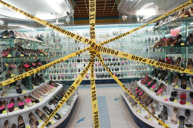 Entrada prohibida a una zapatería durante la pandemia COVID-19 en Ciudad Juárez, México, el 2 de agosto de 2020. Foto Afp