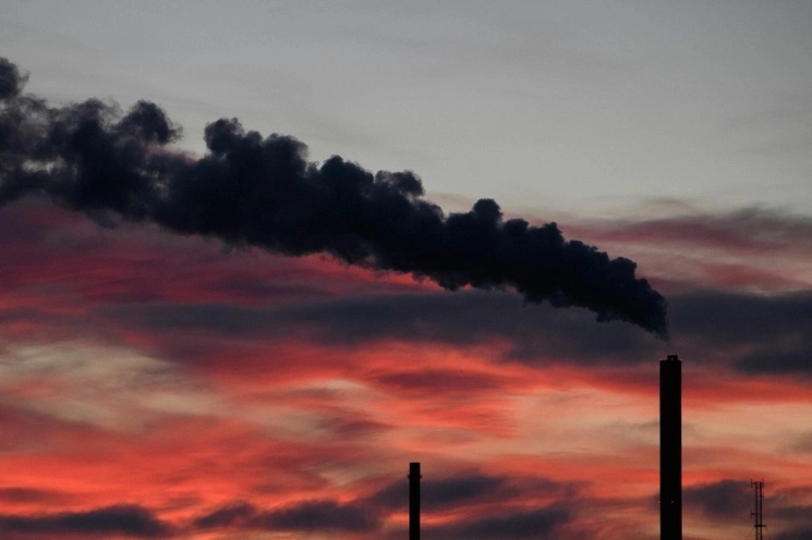 Prohibir las centrales de carbón, gravar el carbono o subvencionar las energías renovables son medidas que, por sí solas, no bastan para lograr reducciones significativas de los gases de efecto invernadero, afirma un estudio internacional. Foto Afp / Archivo