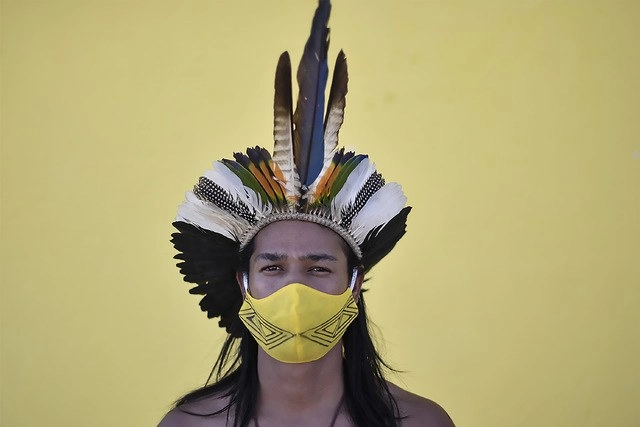 El cacique Hayõ, jefe de la tribu Pataxó HãHãHãe, fue diagnosticado junto con su esposa con Covid-19 a inicios de julio e intentan superar la enfermedad recurriendo a remedios ancestrales y a la medicina occidental. Foto Afp