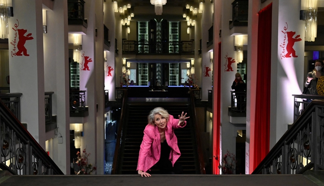 La británica Emma Thompson juega una broma al subir las escaleras del Friedrichstadt-Palast mientras se dirige a la proyección de 'Good Luck to You, Leo Grande', de la australiana Sophie Hyde, en la sección Gala Especial del encuentro. Foto Afp