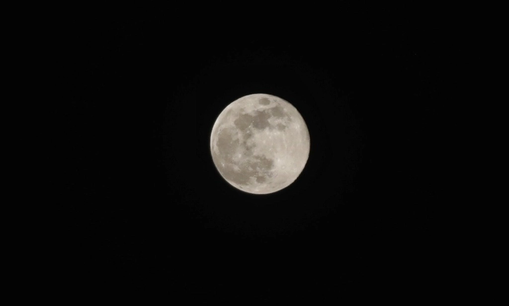 La Luna es más vieja de lo que se creía, según un estudio de astrónomos que utiliza la mecánica celeste para confirmar que el satélite de la Tierra nació muy poco después de la formación del sistema solar. Imagen del 15 de noviembre de 2024. Foto Jair Cabrera