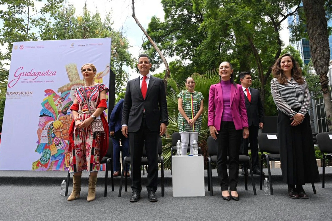 Acompañado de Claudia Sheinbaum, jefa de Gobierno de la Ciudad de México, el gobernador de Oaxaca, Alejandro Murat, puso en marcha ayer los festejos de La Guelaguetza, que culminarán el primero de agosto. El acto se llevó a cabo en el Paseo de la Reforma. Foto La Jornada