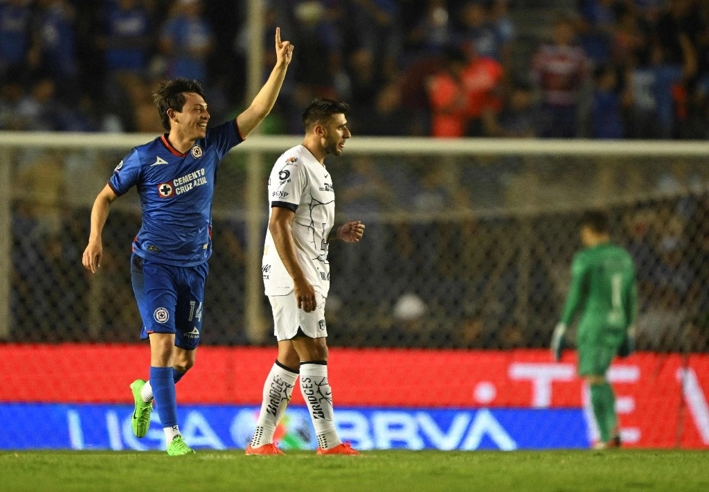 Alexis Gutiérrez (izquierda) celebra su gol frente a la frustración del argentino Eduardo Salvio. Foto Afp 