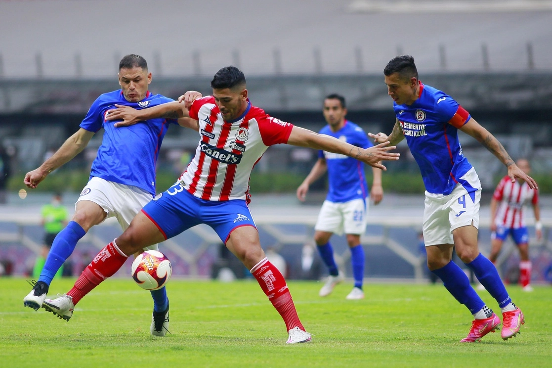 Pablo Aguilar y Julio Dominguez del Cruz Azul disputan el balón con Lucas Passerini del San Luis durante el juego de la jornada 16 del Torneo Guardianes 2021, en el Estadio Azteca el 24 de Abril de 2021. Foto Jam Media