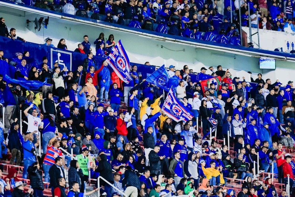 La alegría regresó también a la afición celeste, que mantiene un idilio con su equipo, el cual podría imponer récord de puntos y victorias en este torneo. Foto @Cruz Azul