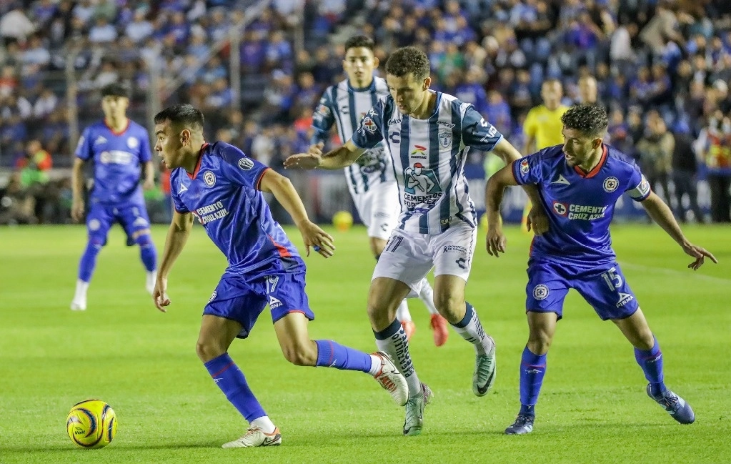 Fue una noche de contrastes para el conjunto cementero, que comenzó el torneo con desesperación tras la derrota. Foto Pablo Ramos 