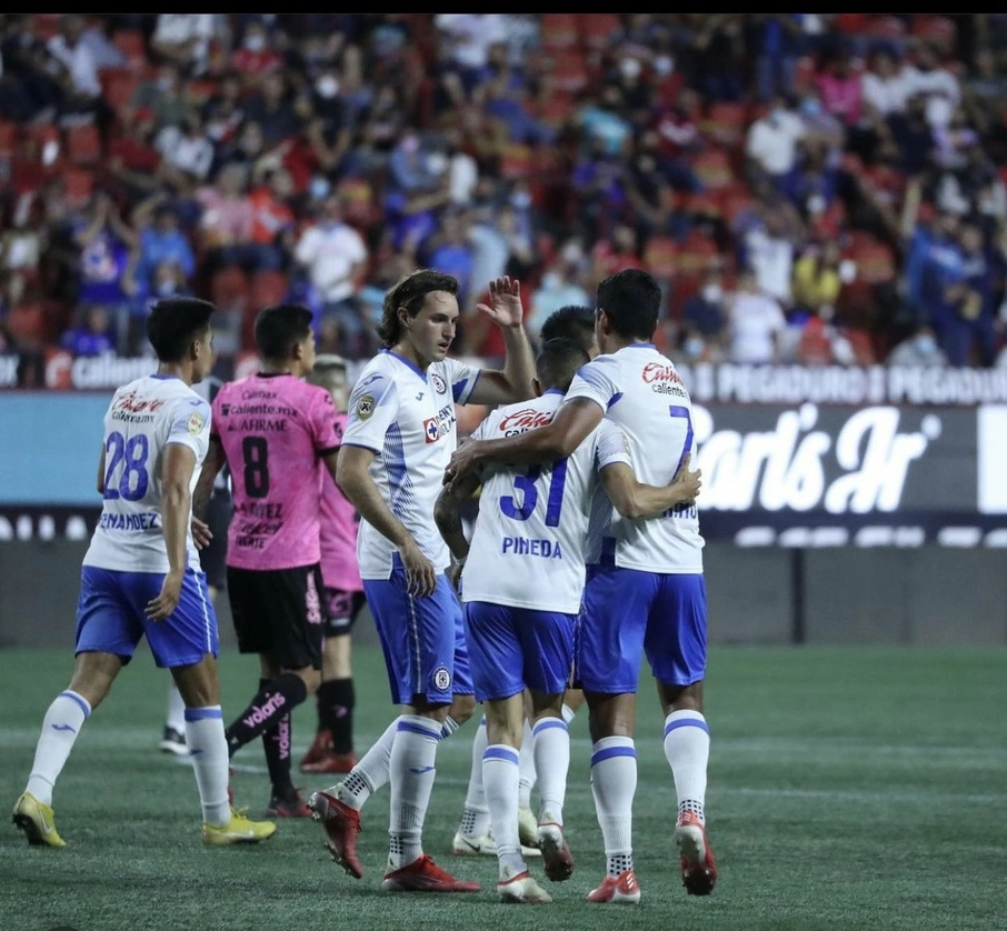 Los cementeros celebran el gol del triunfo. Foto @CruzAzul 