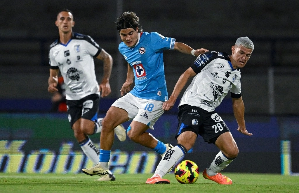 El delantero Luka Romero (18), de Cruz Azul, lucha por un balón con Rodrigo Bogarín, de Querétaro. Foto Afp 