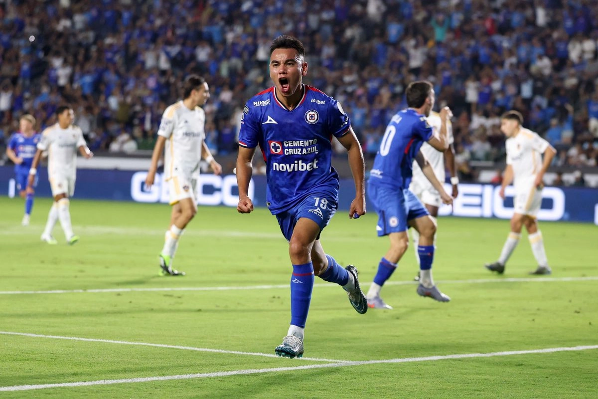 El mediocampista de Cruz Azul, Carlos Rodríguez celebra su anotación durante la primera mitad de un partido de la Leagues Cup contra Los Ángeles Galaxy. Foto 