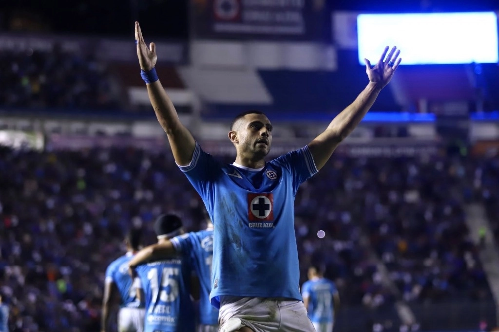 El griego Giorgios Giakoumakis no perdonó y, con dos remates de cabeza, encaminó el triunfo de los de casa. Foto Edgar Negrete/Cuartoscuro/La Jornada.