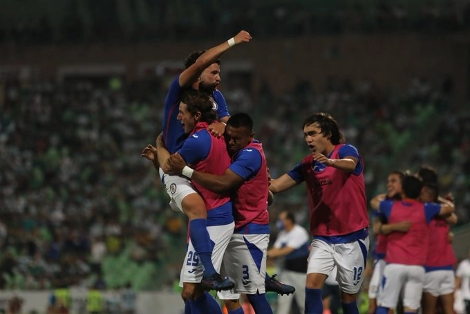 Jugadores de Cruz Azul festejan la anotación durante el encuentro. Foto tomada de la cuenta de Twitter @CruzAzul 