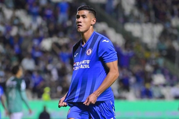 El jugador de Cruz Azul, Uriel Antuna festeja su anotación durante el encuentro. Foto tomada de la cuenta de Twitter @CruzAzul