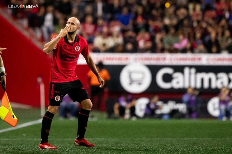 El delantero de Xolos, Carlos González festeja su anotación durante el encuentro. Foto Liga MX