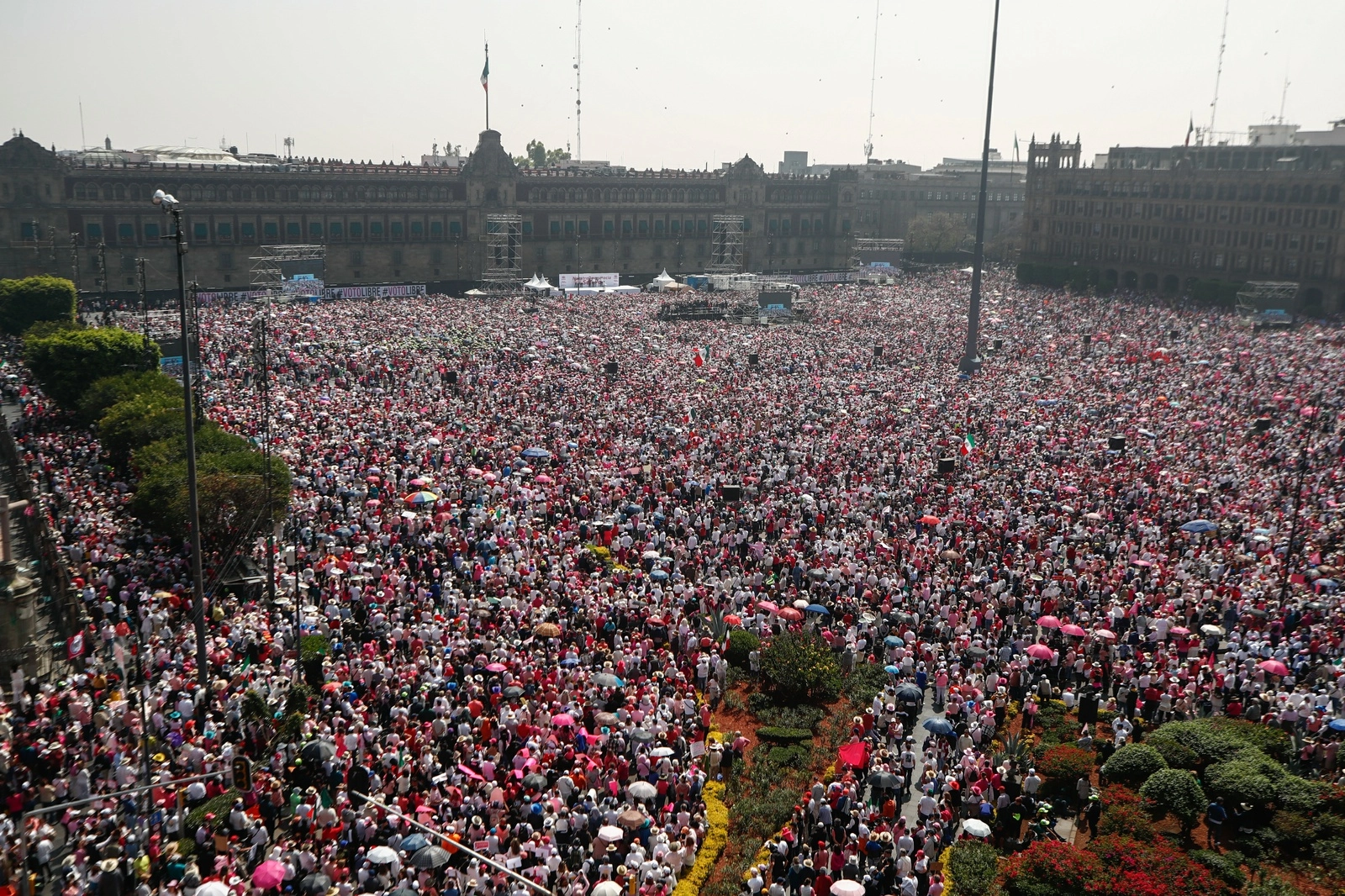 Batres recordó que, en la pasada administración, el Zócalo capitalino, no se configuró como un espacio para la libre expresión de ideas. Foto Víctor Camacho