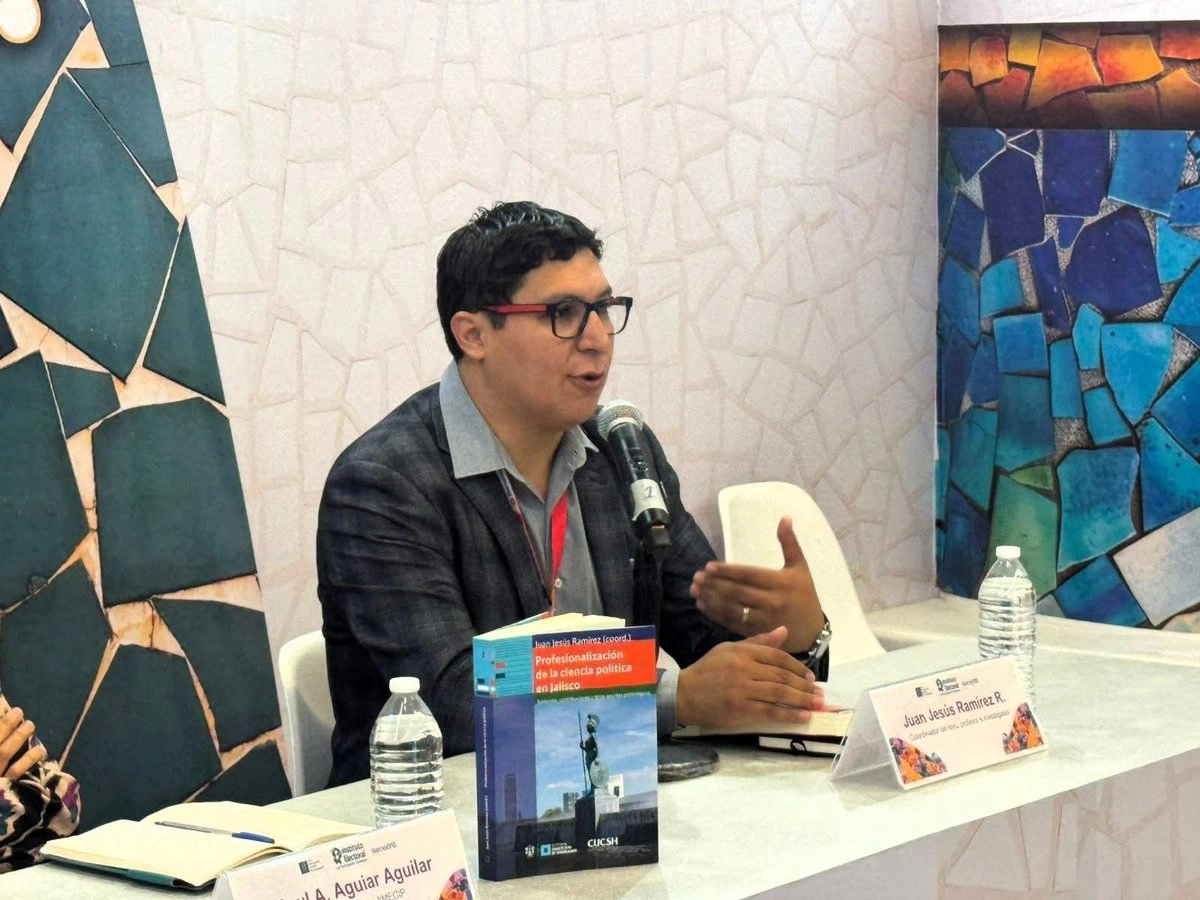 El especialista reseñó que de los 19 capítulos que contiene este libro, 11 se refieren a productos de investigación que han generado egresados del quinquenio reciente, que ahora son licenciados en estudios políticos y gobierno.