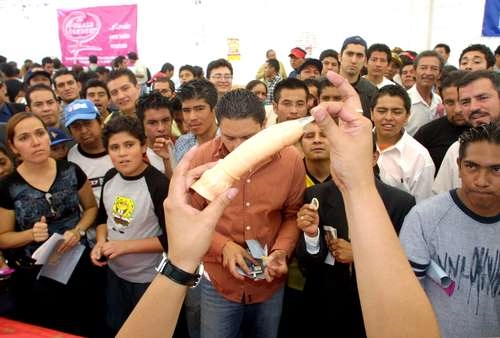La imagen, durante una feria del condón en el Zócalo de la Ciudad de México. Foto María Luisa Severiano / archivo