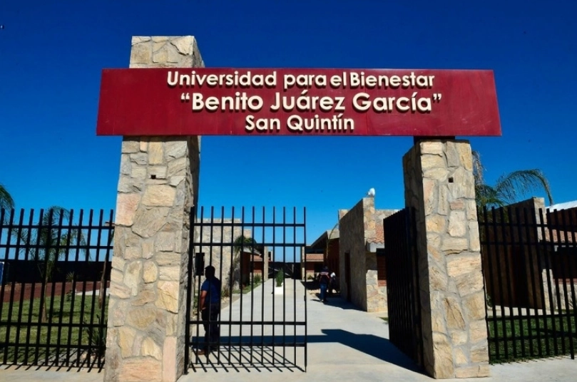 Acceso principal a la Universidad para el Bienestar ‘Benito Juárez García’, sede San Quintín, Baja California. 