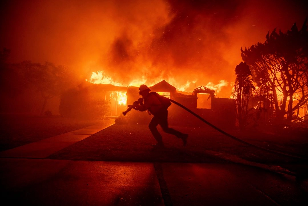 Bomberos combatiendo los incendios de California, en imagen de archivo. Foto