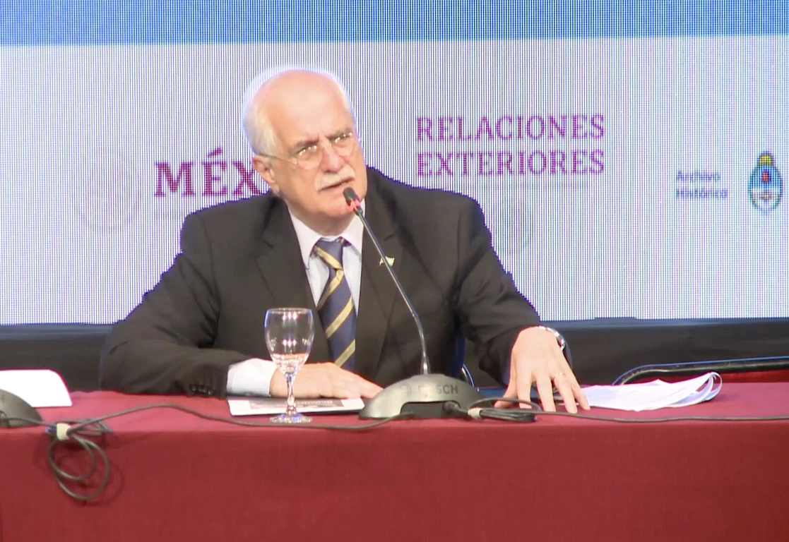 El ministro de Defensa de Argentina, Jorge Taiana, durante las VII Jornadas Internacionales del Exilio Iberoamericano, el 26 de octubre de 2022. Imagen tomada de la transmisión en vivo a través de https://www.facebook.com/ArchivoCancilleria