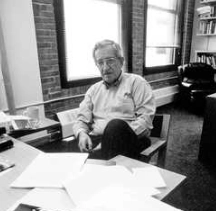 El lingüista Noam Chomsky figura entre las personalidades entrevistadas. Foto Walden Editora