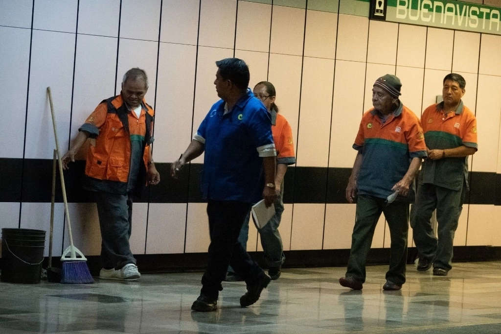 La baja participación de las mujeres en la fuerza de trabajo y su concentración en sectores de menor productividad se debe a que sobre ellas se recarga el trabajo doméstico y de cuidados no remunerados. Foto Cuartoscuro / Archivo
