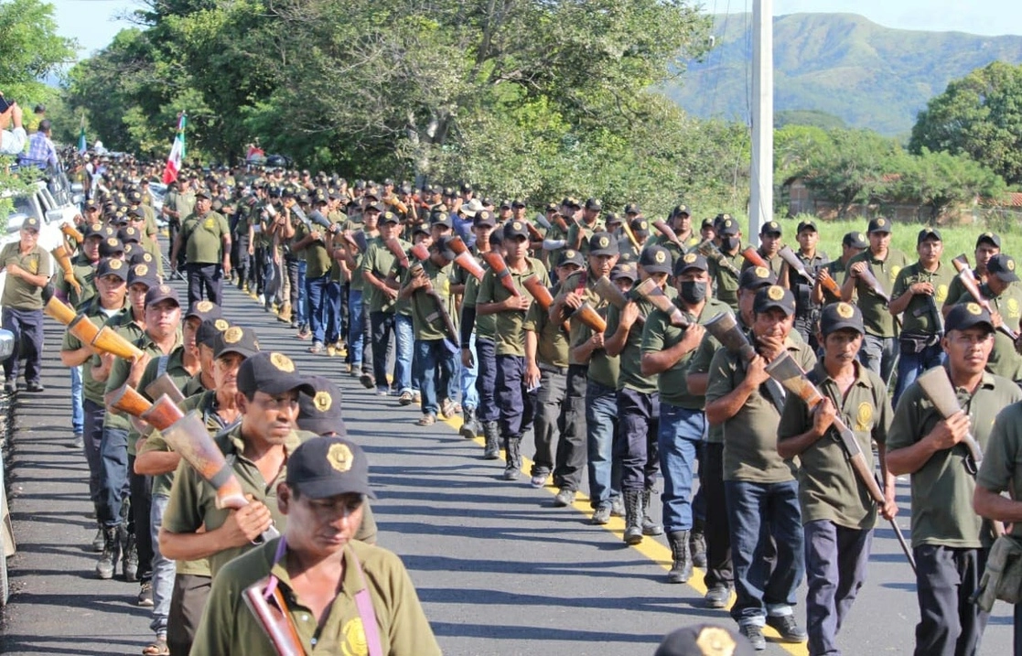 Con una marcha en la que participaron unos dos mil policías de autodefensa en Malinaltepec, Guerrero, la Coordinadora Regional de Autoridades Comunitarias celebró el aniversario de su fundación. El festejo también se llevó a cabo en la Casa de Justicia de San Luis Acatlán. Desde el viernes se instalaron mesas de trabajo en las que se abordaron, entre otros temas, el freno a la venta de niñas y agresiones en la zona. Los organizadores afirmaron que “no se requiere la presencia de la Guardia Nacional”. Foto Sergio Ocampo