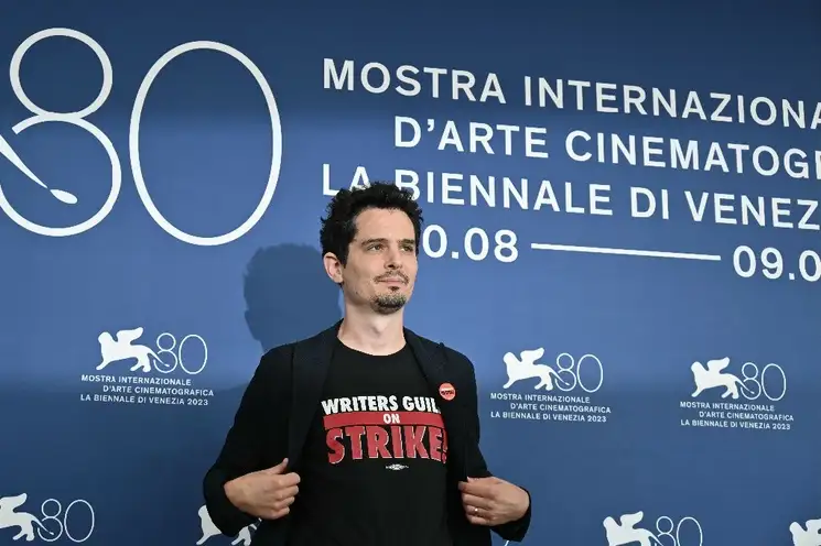El director y presidente del festival, Damien Chazelle, lució una camiseta de apoyo al movimiento en Hollywood, en la ceremonia inaugural. Foto Afp