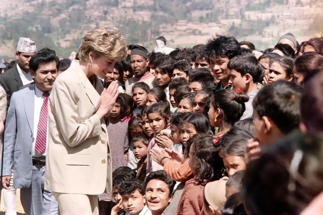 ‘Lady Di’, durante una reunión con niños nepalíes en un recorrido por las montañas laterales del Himalaya, parte de un proyecto de la Cruz Roja, el 5 de marzo de 1993. Foto Afp 