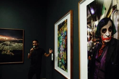 Santiago Arau al lado de algunos de sus trabajos durante un recorrido con la prensa por su exposición Territorios, en el Antiguo Colegio de San Ildefonso. Foto Roberto García Ortiz