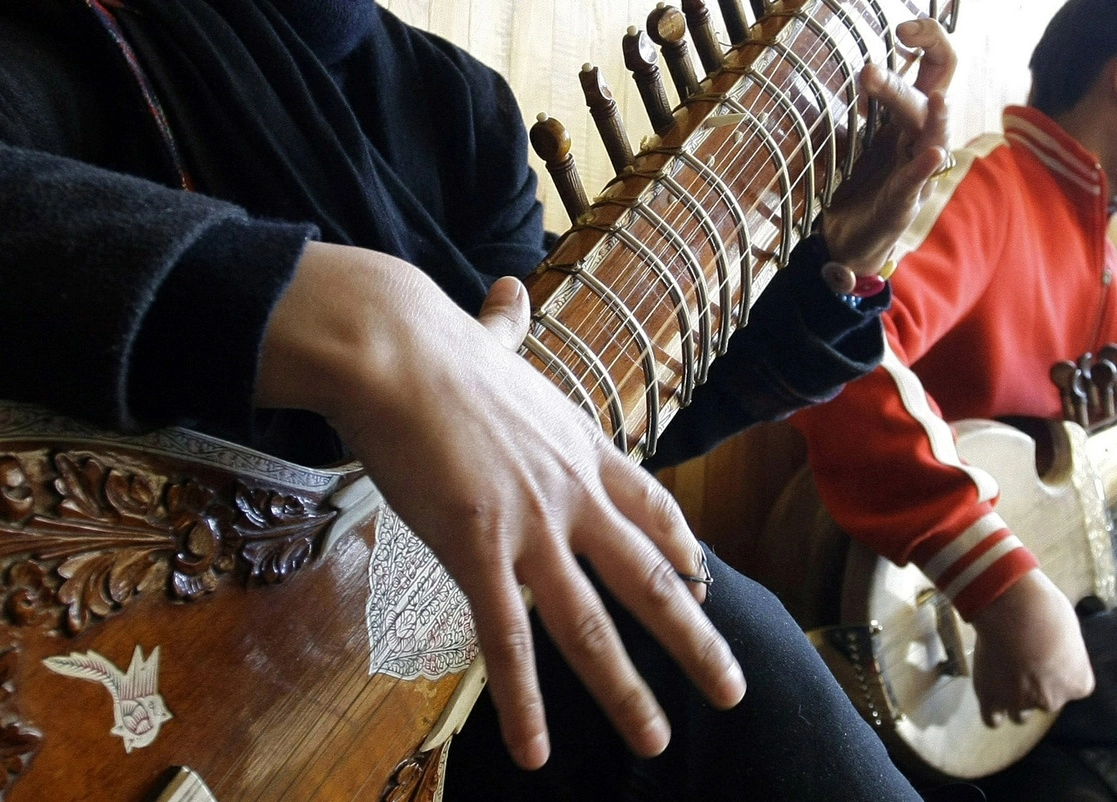 Una niña afgana practica tocar el sitar en una clase en el Instituto Nacional de Música de Afganistán, ANIM, en Kabul, en una imagen del 7 de enero de 2013. Unos años después de que los insurgentes talibanes fueran derrocados en 2001, y con Afganistán aún en ruinas, Ahmad Sarmast dejó su casa en Melborne, Australia, donde había solicitado asilo en los años 90, con una misión: revivir la música en su país de nacimiento. La escuela de música que fundó Sarmast fue un experimento único de inclusión para la nación devastada por la guerra, con huérfanos y niños de la calle en el cuerpo estudiantil. Foto Ap / Musadeq Sadeq / Archivo