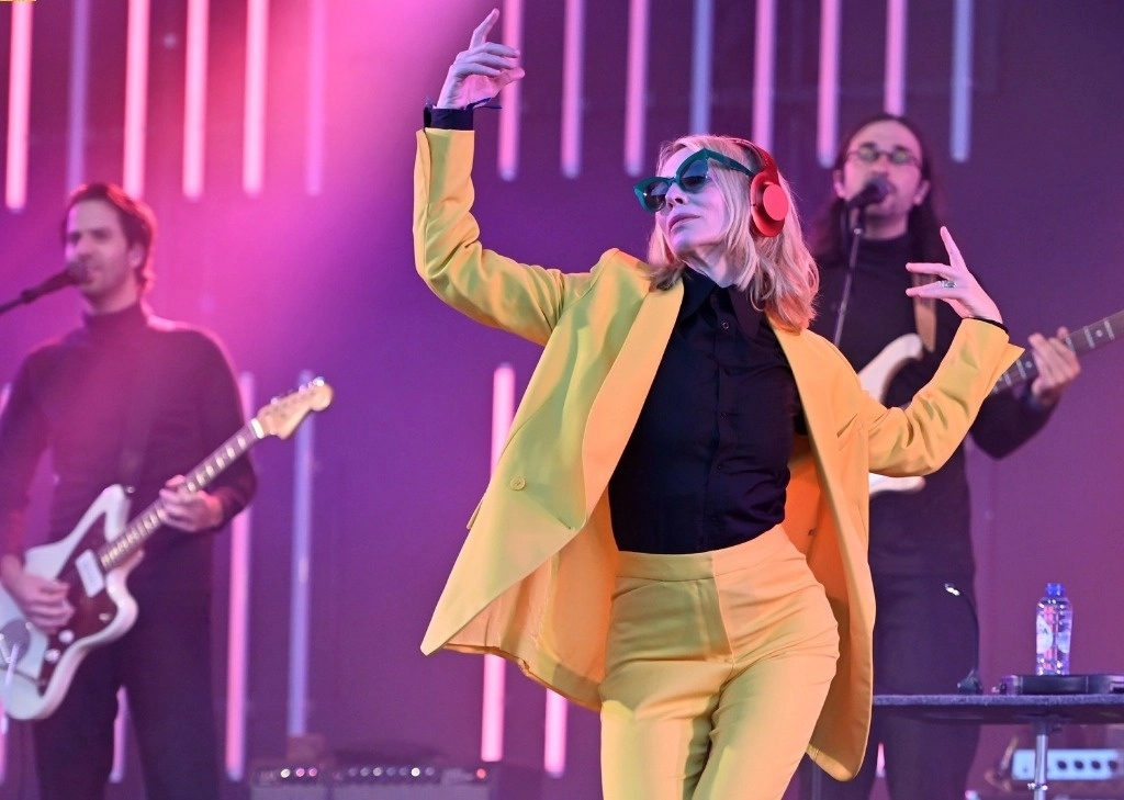 La actriz y cantante Cate Blanchet con la banda Sparks en el festival británico Glastonbury de 2023. Foto del Facebook del certamen 