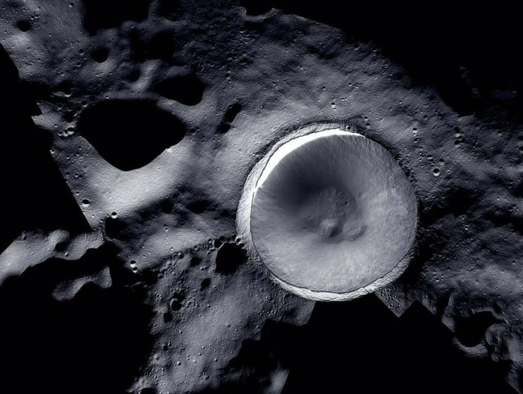 Nuevo mosaico del cráter Shackleton, creado con tomas de los dos instrumentos. Foto NASA 