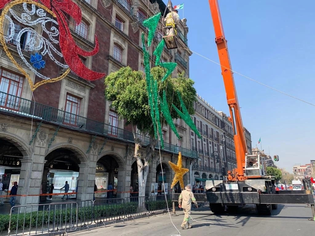 Trabajadores del gobierno de la Ciudad instalan en el centro de la CDMX la iluminación alusiva a las fiestas navideñas. Foto María Luisa Severiano