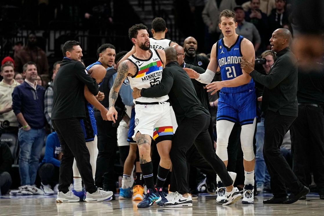 El escolta de los Minnesota Timberwolves, Austin Rivers, en el centro, es retenido después de participar en un scrum con los jugadores del Orlando Magic. Foto Ap