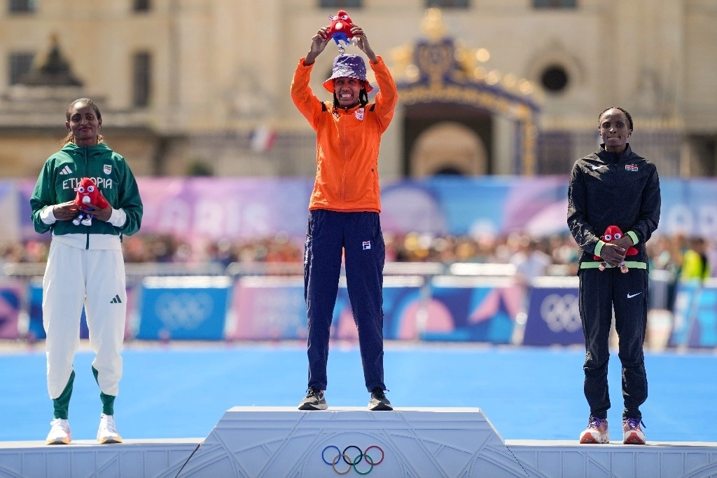 La medallista de oro Sifan Hassan, de Holanda, en el centro, la medallista de plata Tigst Assefa de Etiopía, a la izquierda, y la medallista de bronce Hellen Obiri, de Kenia, a la derecha, durante la ceremonia de victoria al final de la competencia de maratón femenina en los Juegos Olímpicos de Verano de 2024, el  11 de agosto de 2024, en París. Foto Ap
