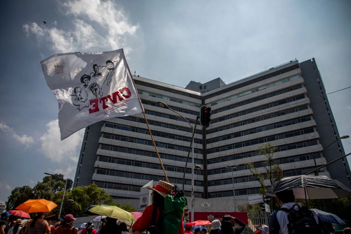 Maestros de diferentes secciones de la Coordinadora Nacional de Trabajadores de la Educación en protesta frente a las oficinas centrales del ISSSTE en Buenavista, CDMX, en imagen de archivo. Foto