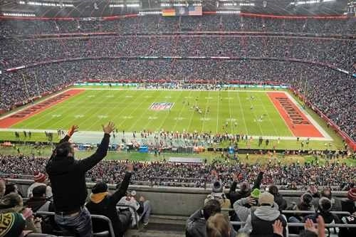 El Allianz Arena, casa del Bayern Múnich, lució lleno total en el primer partido de la NFL en tierras germanas. Foto Ap / Archivo