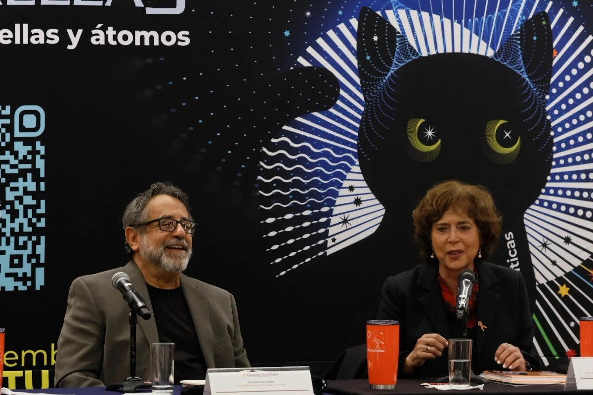  José Franco López, coordinador de la actividad, y Rosaura Ruiz Gutiérrez, titular de la Seciht, durante la conferencia para anunciar la 17 edición de ‘La noche de las estrellas’. Foto