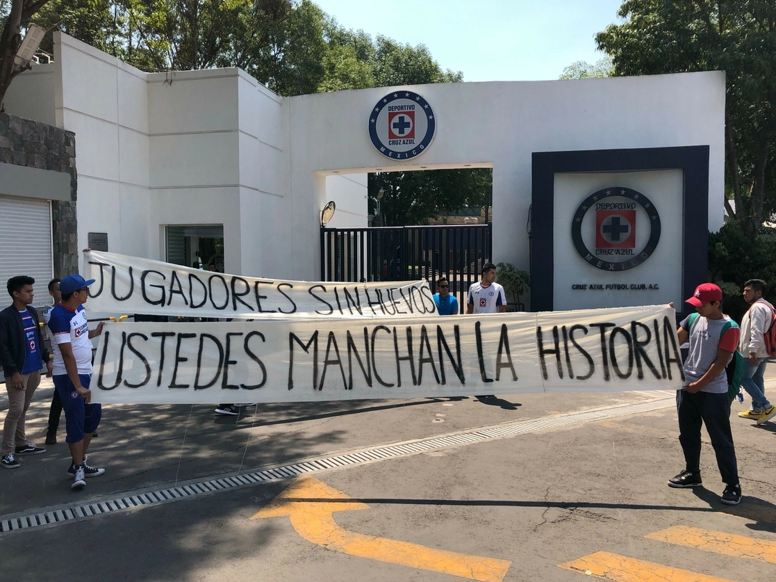 En 2019, aficionados protestaron a las afueras de las instalaciones de La Máquina para reclamar por los malos resultados del equipo. Foto Luis Castillo 

