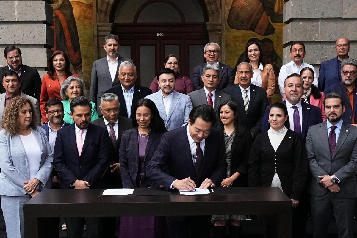 Durante la 64 reunión plenaria del Consejo Nacional de Autoridades Educativas (Conaedu), Mario Delgado, titular de la SEP, firmó el acuerdo que crea el Sistema Nacional de Bachillerato de la Nueva Escuela Mexicana. Foto 